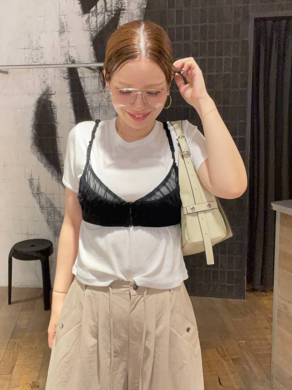 ブラック系のキャミソール、ブラック系のパンプス、ベージュ系のその他パンツを着用したレディースの夏コーディネートの6枚目の写真