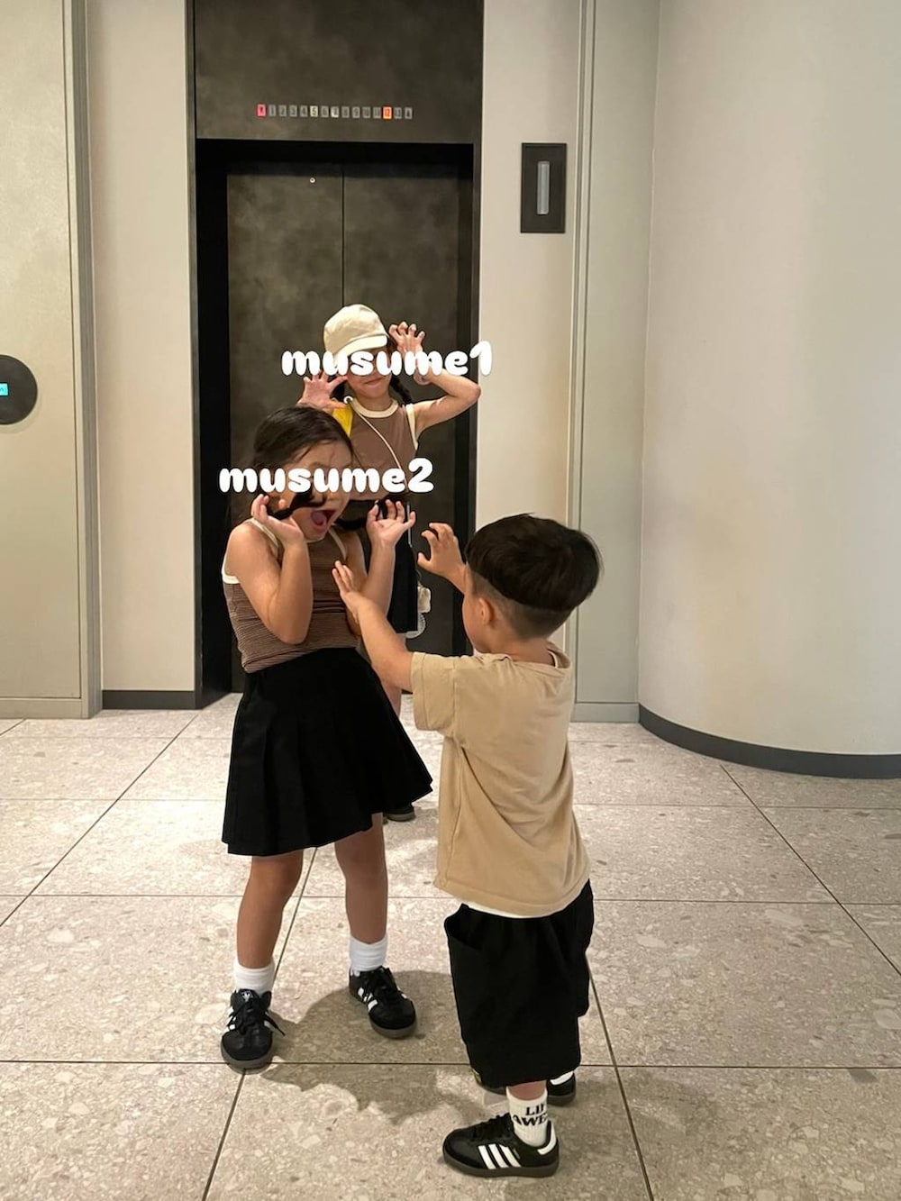 ブラック系のスニーカー、ブラック系のスニーカー、ブラック系のスニーカーを着用したレディースの夏コーディネートの4枚目の写真