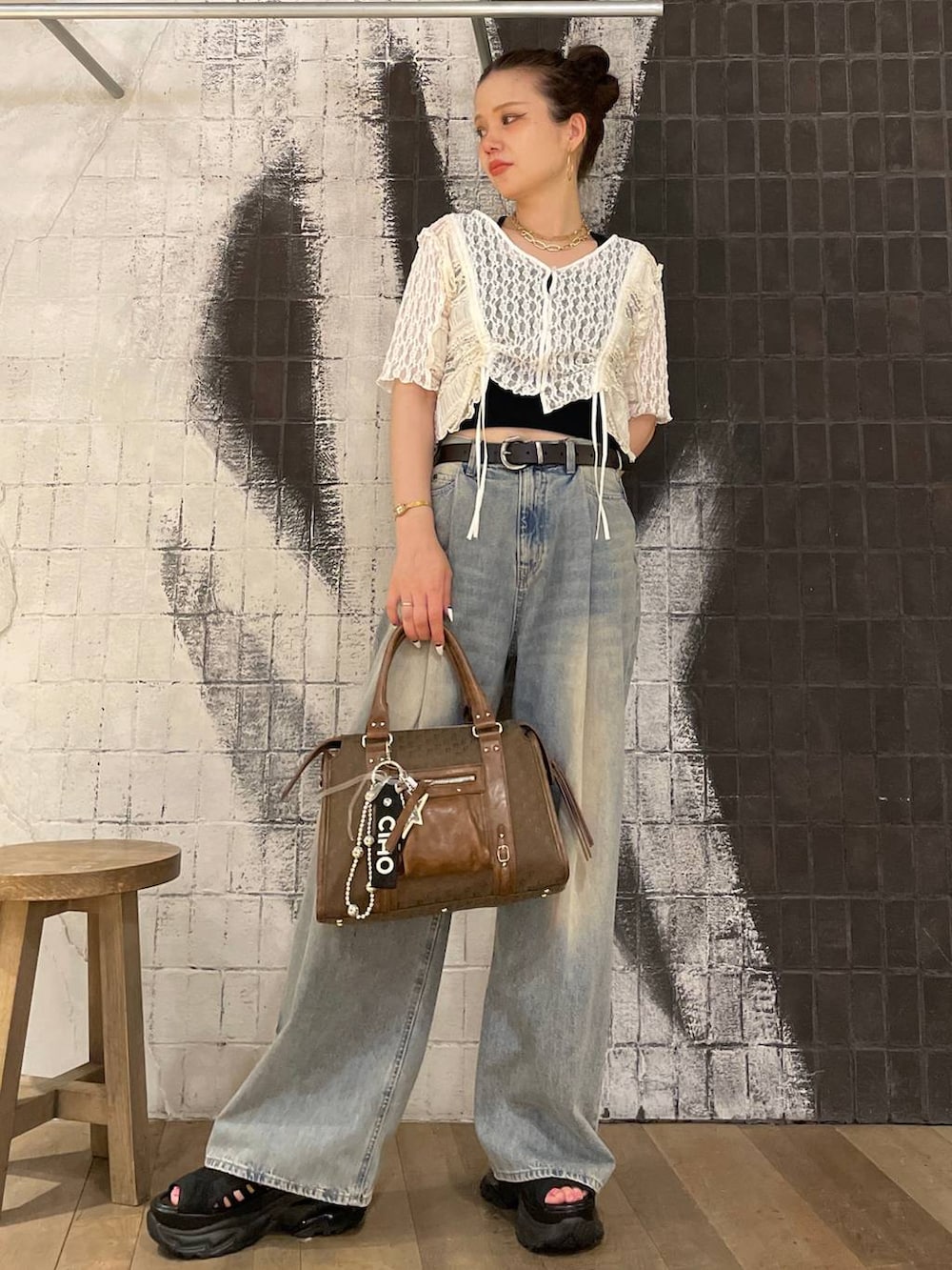 「着痩せ・細見え、体型カバー、ベーシック/シンプル、ママコーデ、ジーナシスト_JEANASIS、オーバーサイズ、デニムパンツ、バッグ、サンダル、パンツ、春夏コーデ、夏コーデ」｜「JEANASISのYラインロングチェーンネックレス/290385（ネックレス、ゴールド系）」を使った、AI_YOSHIHARAさん（レディース・165cm）の夏コーディネートの5枚目の写真