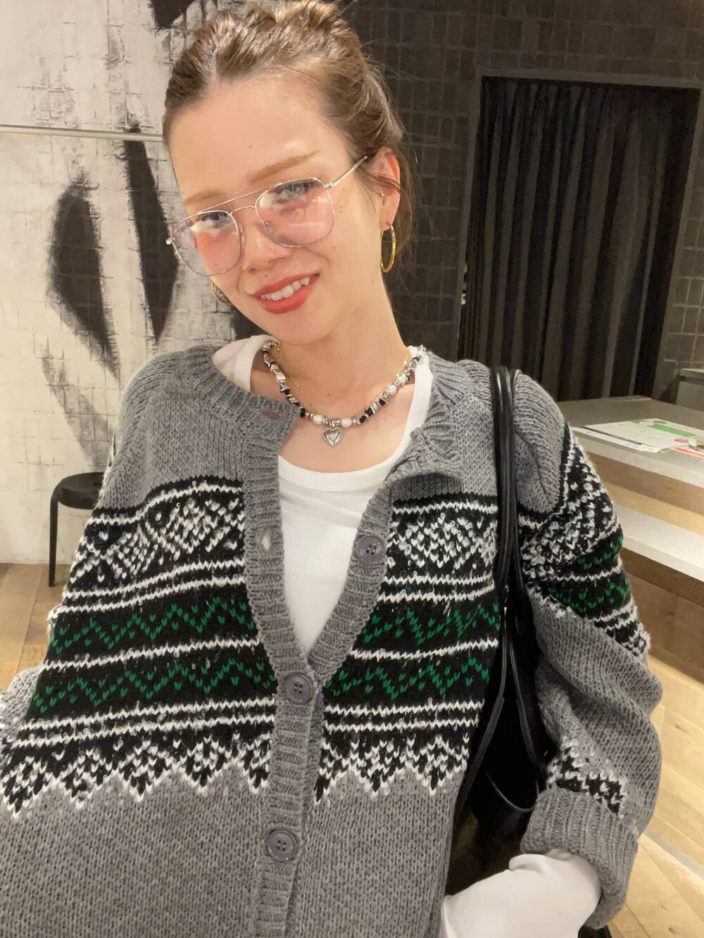 ホワイト系のTシャツ/カットソー、ブラック系のローファー、ブラック系のショルダーバッグを着用したレディースの秋コーディネートの2枚目の写真