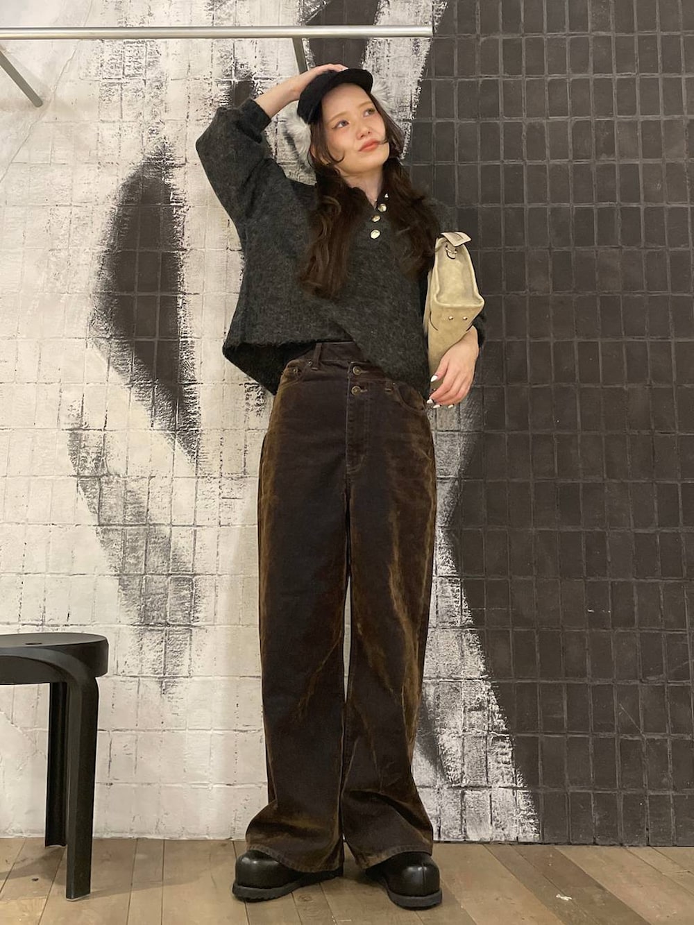 ベージュ系のボストンバッグ、ブラック系のその他シューズ、ブラウン系のデニムパンツを着用したレディースの冬コーディネートの2枚目の写真