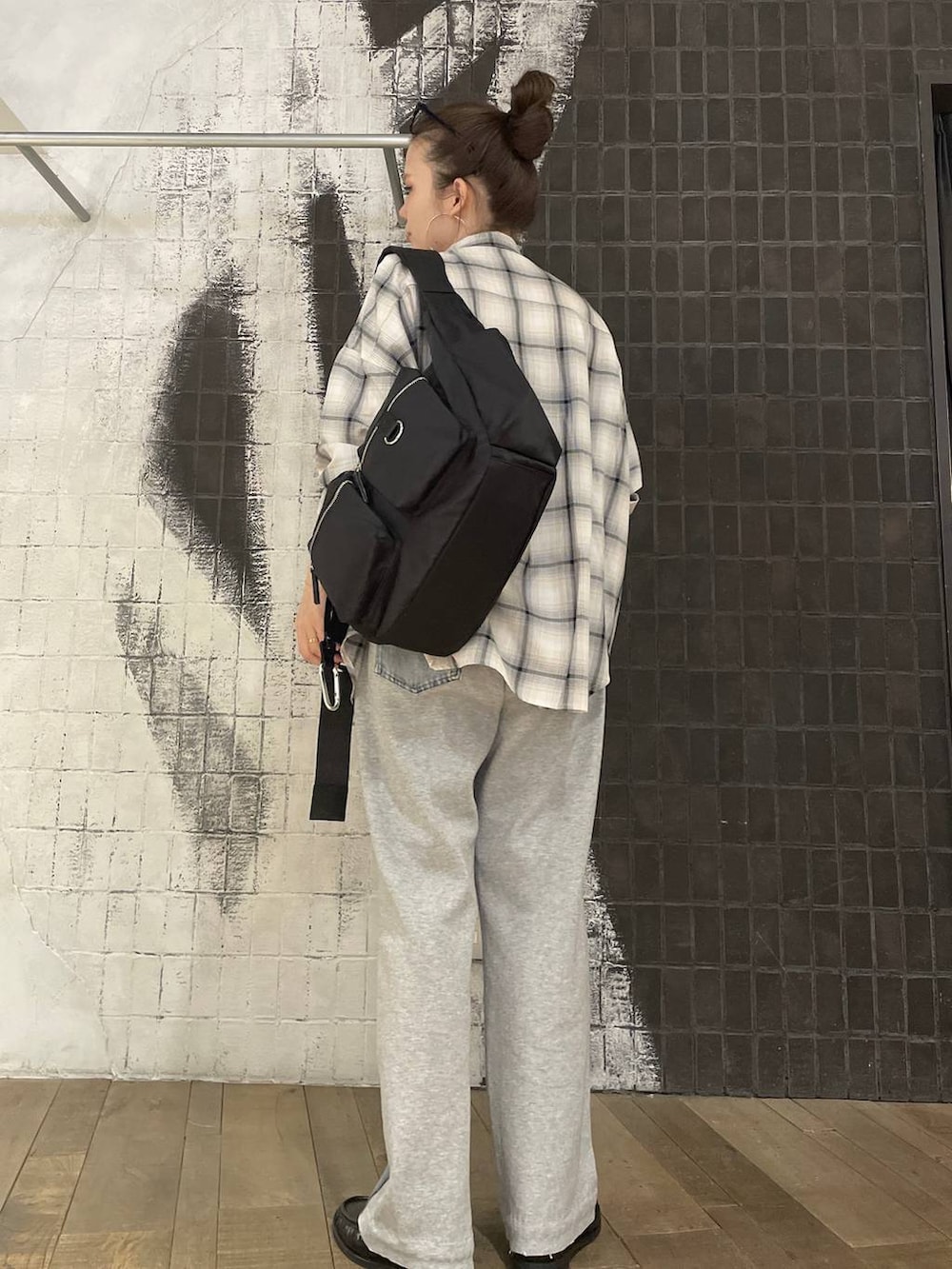 ブラック系のショルダーバッグ、ホワイト系のシャツ/ブラウス、ブラック系のキャミソールを着用したレディースの春コーディネートの4枚目の写真