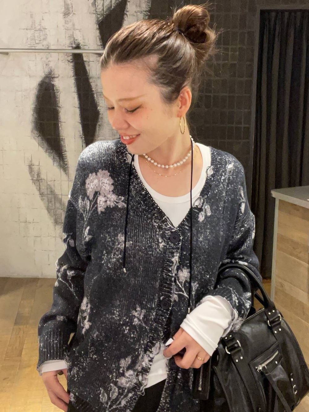 ホワイト系のTシャツ/カットソー、ブラック系のボストンバッグ、ブラック系のスラックスを着用したレディースの秋コーディネートの5枚目の写真