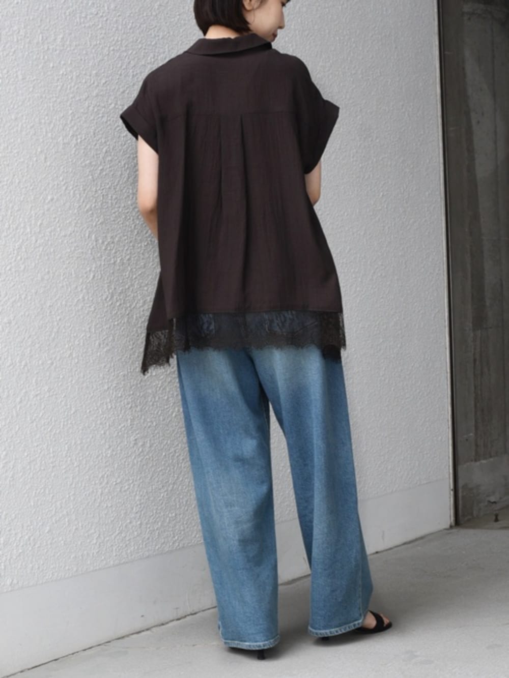 ブルー系のデニムパンツ、ブラウン系のシャツ/ブラウスを着用したレディースの夏コーディネートの4枚目の写真