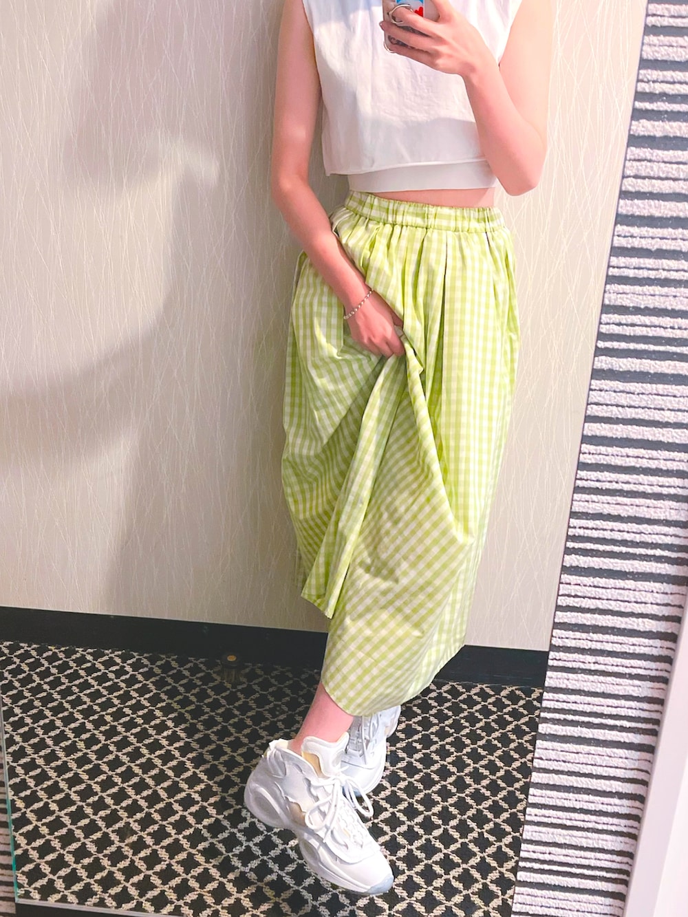 グリーン系のスカート、その他のサンダル、シルバー系のブレスレットを着用したレディースの夏コーディネートの2枚目の写真
