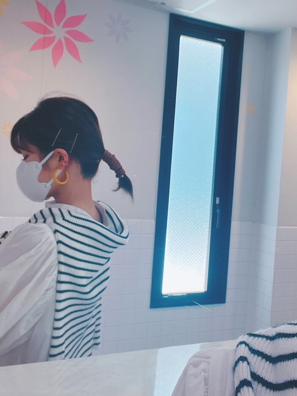 オレンジ系のその他パンツ、ホワイト系のシューズを着用したレディースの春コーディネートの2枚目の写真