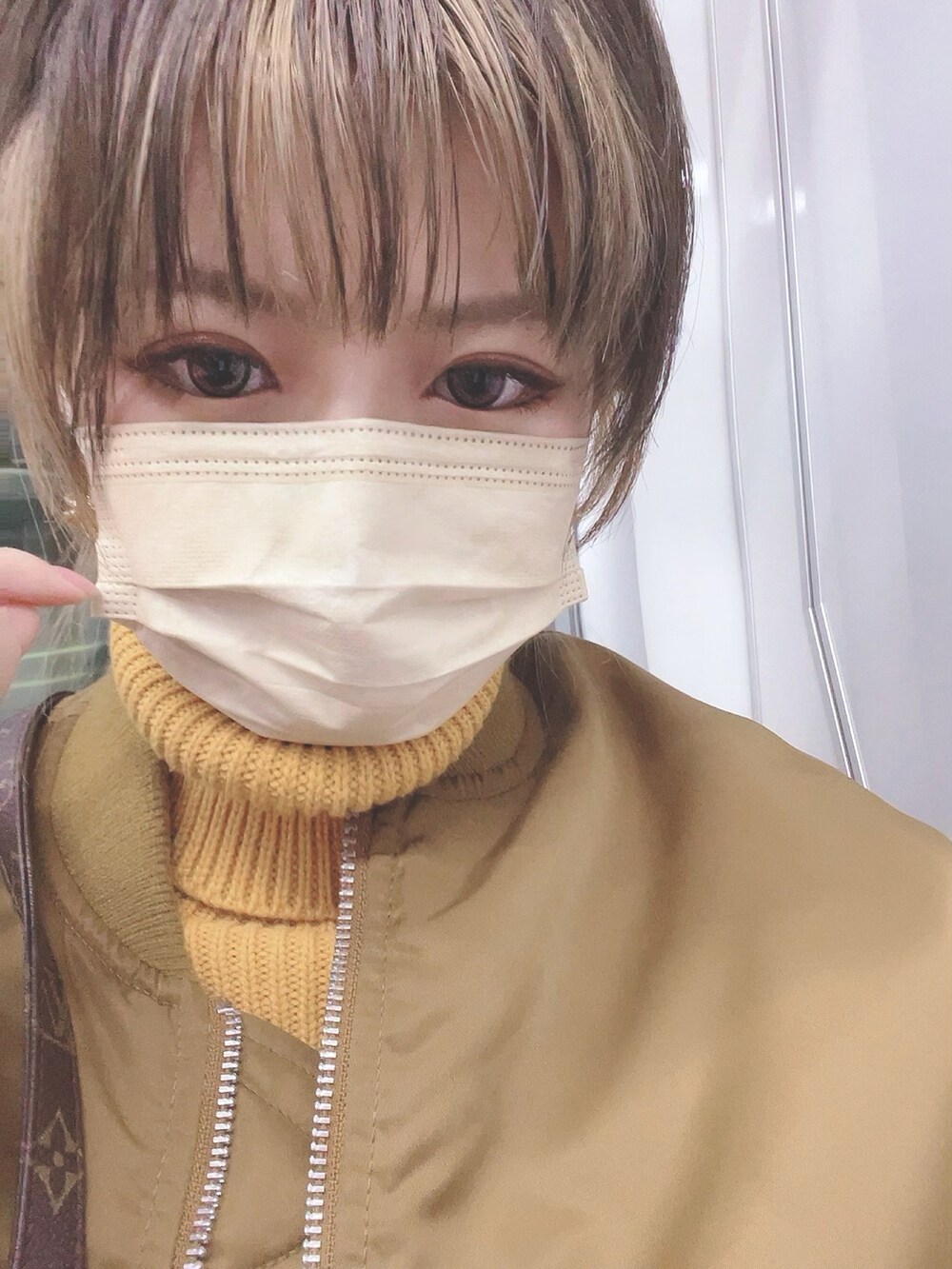 その他のMA-1、ブラウン系のバッグ、イエロー系のニット/セーターを着用したレディースの冬コーディネートの2枚目の写真