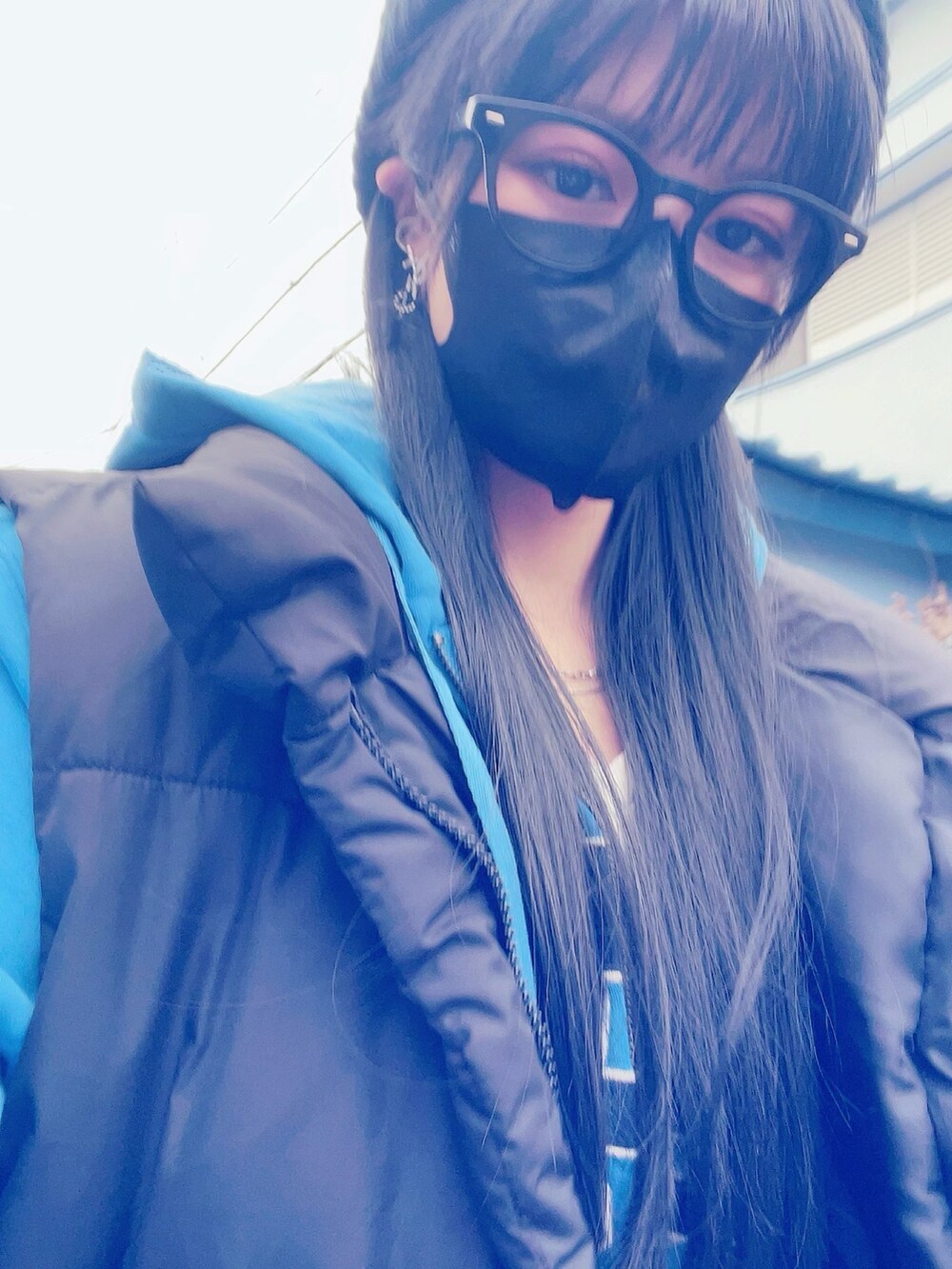 「大人カジュアル、春カラー、休日コーデ、パンツスタイル、ラクチンコーデ、カジュアル、韓国ファッション、ダテメガネ、ウィッグ、プチプラ、メガネ女子」｜「SHEINのアイテム（ダウンベスト、ブラック系）」を使った、おりたさん（レディース・158cm）の春コーディネートの2枚目の写真