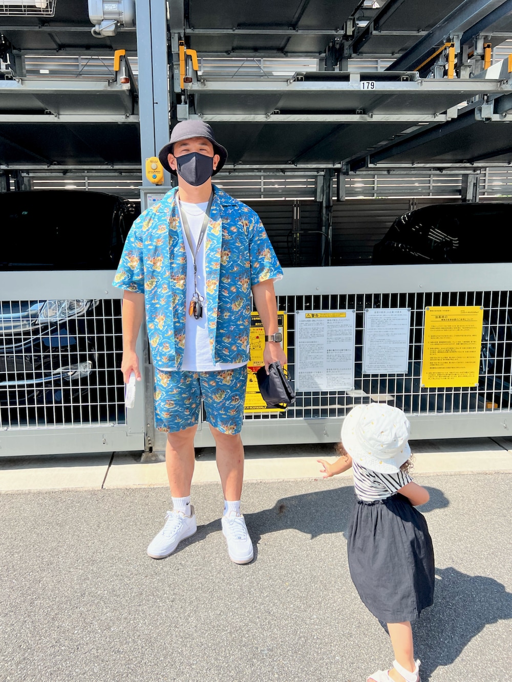ブルー系のシャツ/ブラウス、ブルー系のその他パンツ、ホワイト系のTシャツ/カットソーを着用したメンズの夏コーディネートの2枚目の写真