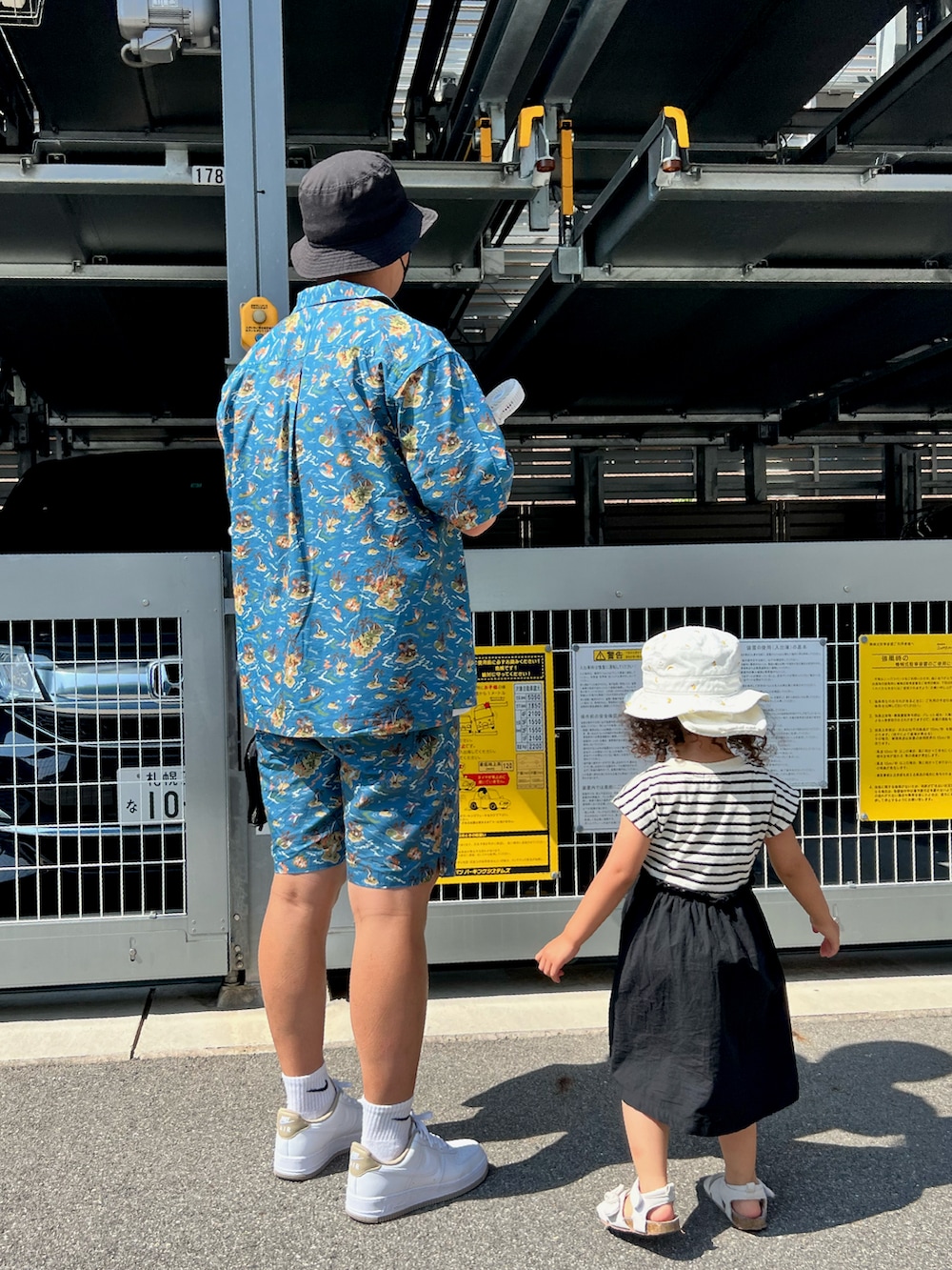 ブルー系のシャツ/ブラウス、ブルー系のその他パンツ、ホワイト系のTシャツ/カットソーを着用したメンズの夏コーディネートの3枚目の写真