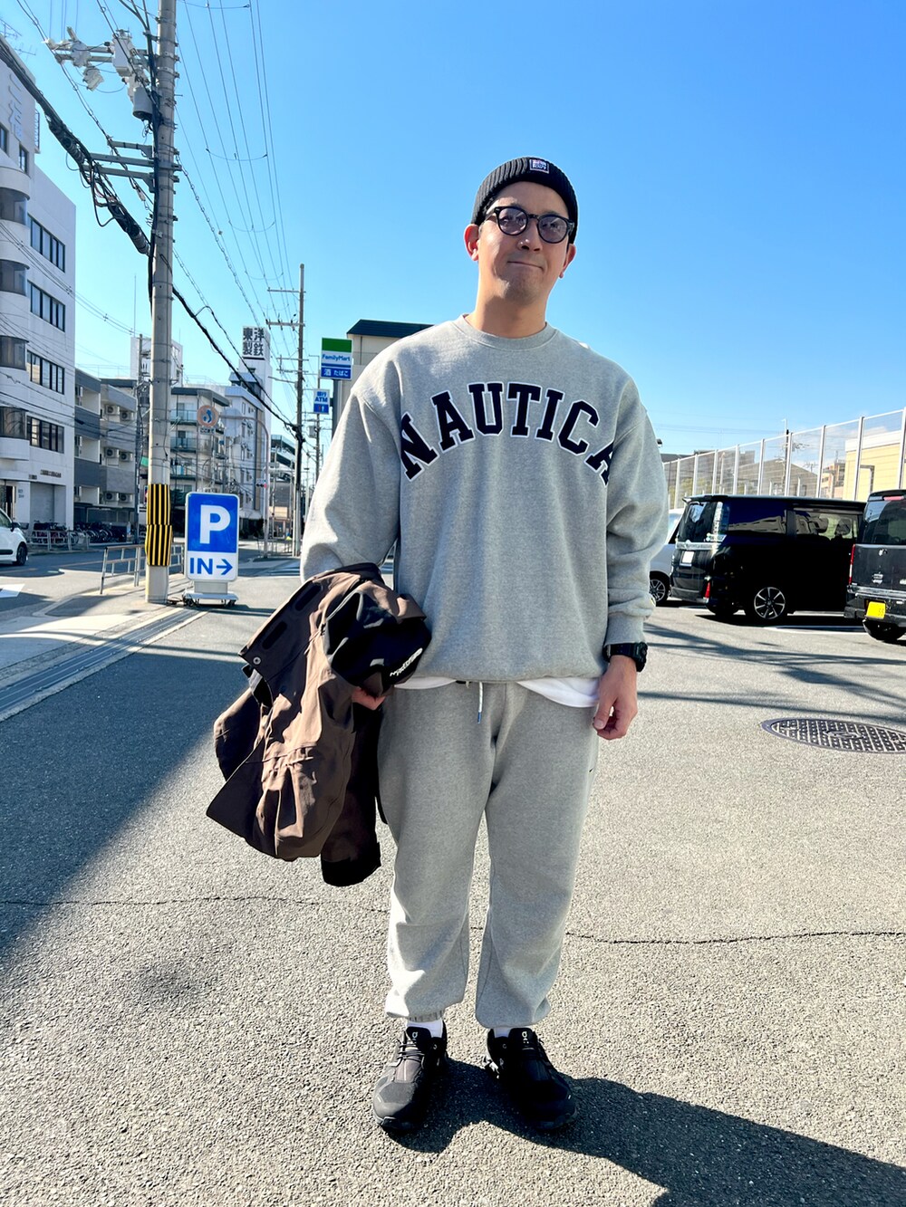 ブラック系のスニーカー、グレー系のスウェットパンツ、ホワイト系のTシャツ/カットソーを着用したメンズの冬コーディネートの3枚目の写真