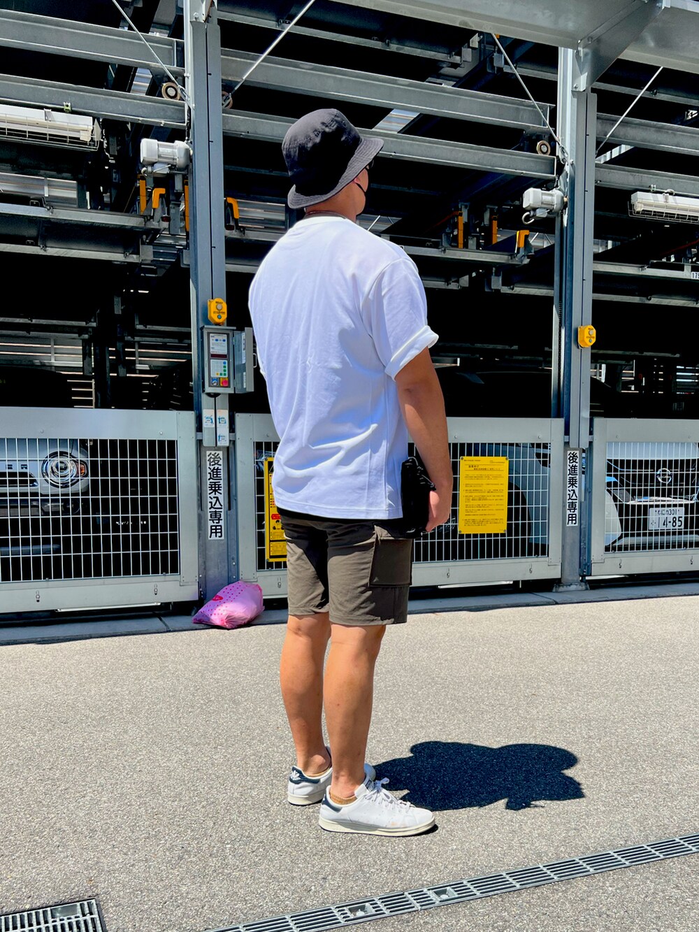 ホワイト系のスニーカー、グリーン系のその他パンツ、ホワイト系のTシャツ/カットソーを着用したメンズの夏コーディネートの2枚目の写真