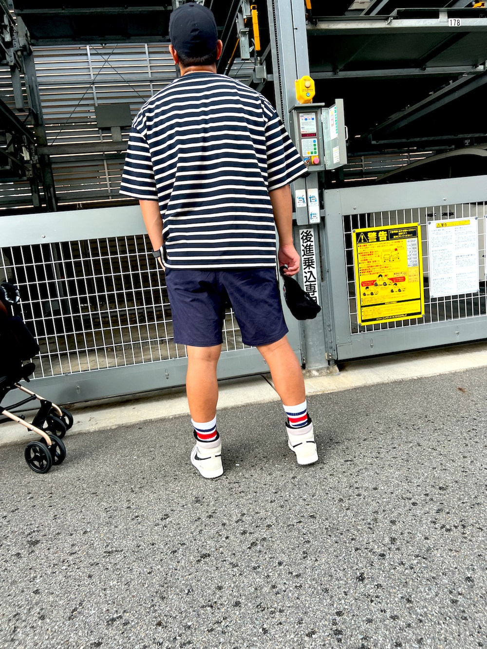 「休日スタイル、夏コーデ、aj1、グラミチ、ニューエラ、ゴアテックス」｜「NIKEのアイテム（スニーカー、グレー系）」を使った、まさやん（改）さん（メンズ・178cm）の秋コーディネートの2枚目の写真