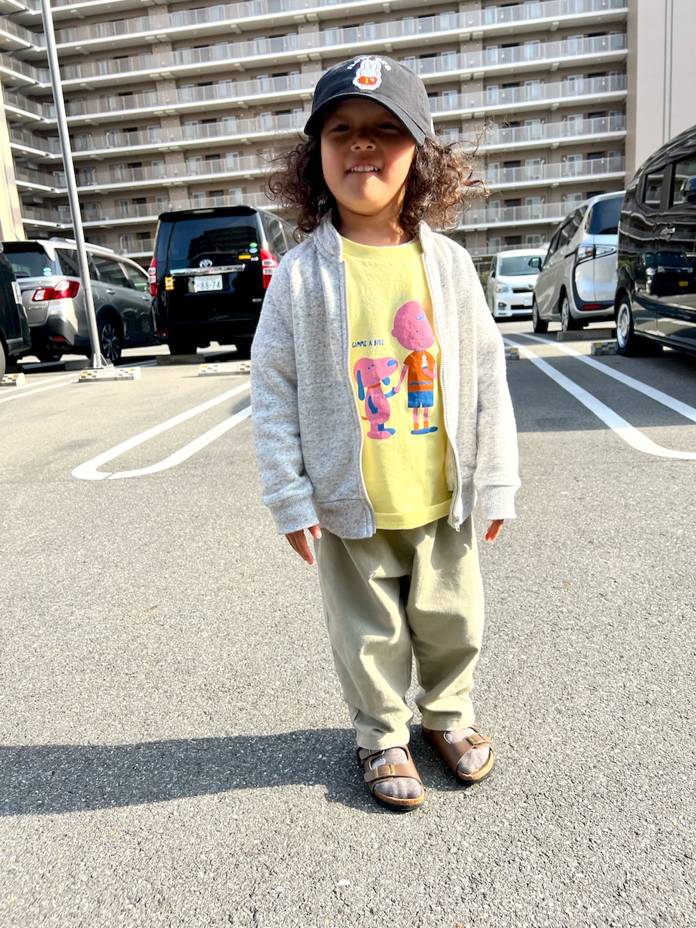 ブラック系のTシャツ/カットソー、グリーン系のカーゴパンツ、グレー系のスニーカーを着用したメンズの春コーディネートの4枚目の写真