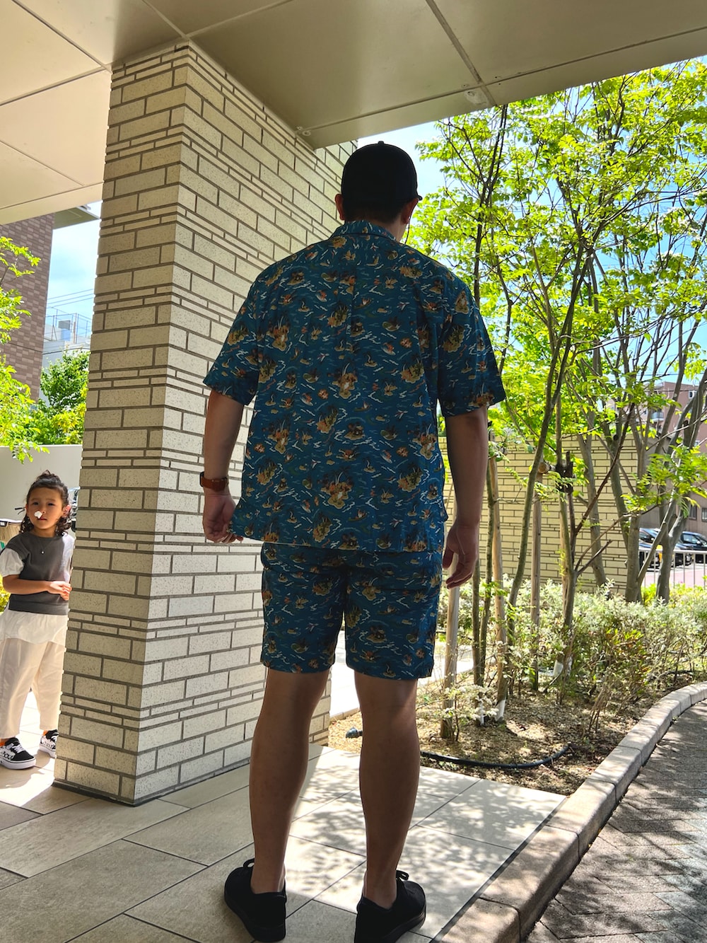 「休日スタイル、初夏コーデ、セットアップ」｜「BAYFLOWの【Peach×BAYFLOW】ガラショーツ（その他パンツ、ブルー系）」を使った、まさやん（改）さん（メンズ・178cm）の春コーディネートの3枚目の写真