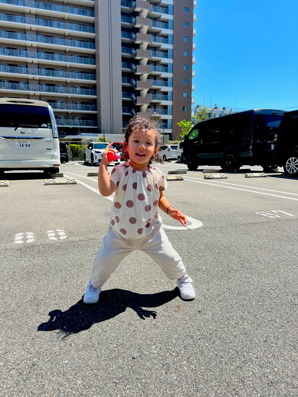 ホワイト系のスニーカー、グリーン系のその他パンツ、ホワイト系のTシャツ/カットソーを着用したメンズの夏コーディネートの3枚目の写真
