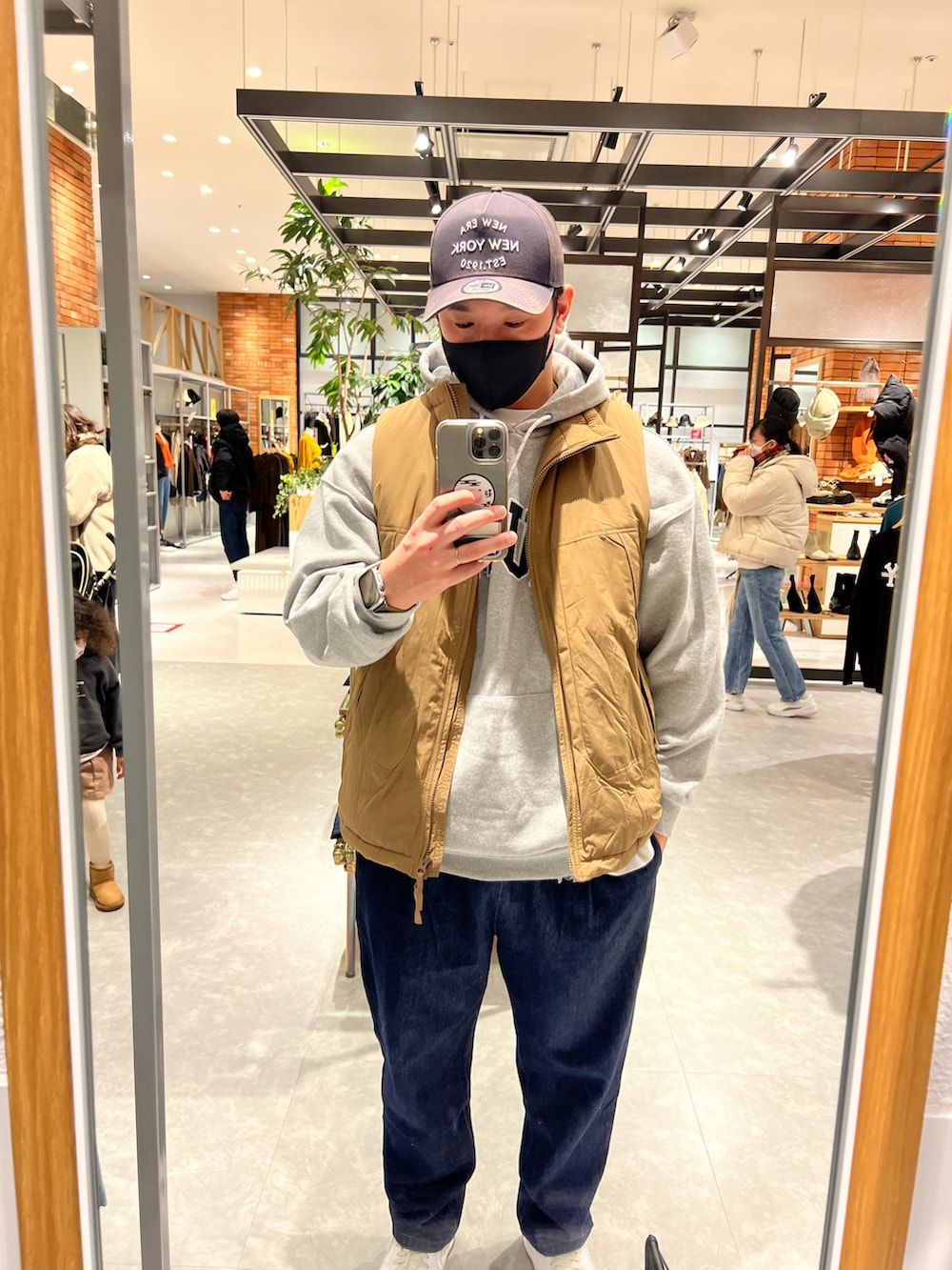 ホワイト系のスニーカー、ブルー系のチノパンツ、グレー系のパーカーを着用したメンズの冬コーディネートの2枚目の写真