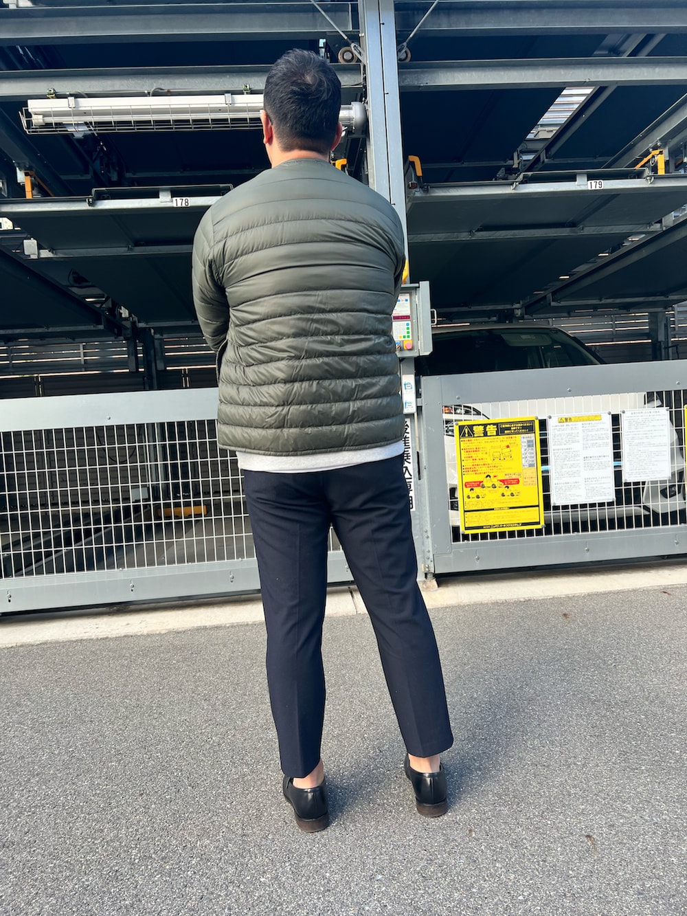 ブラック系のローファー、ブルー系のパンツ、グレー系のスウェットを着用したメンズの秋コーディネートの2枚目の写真