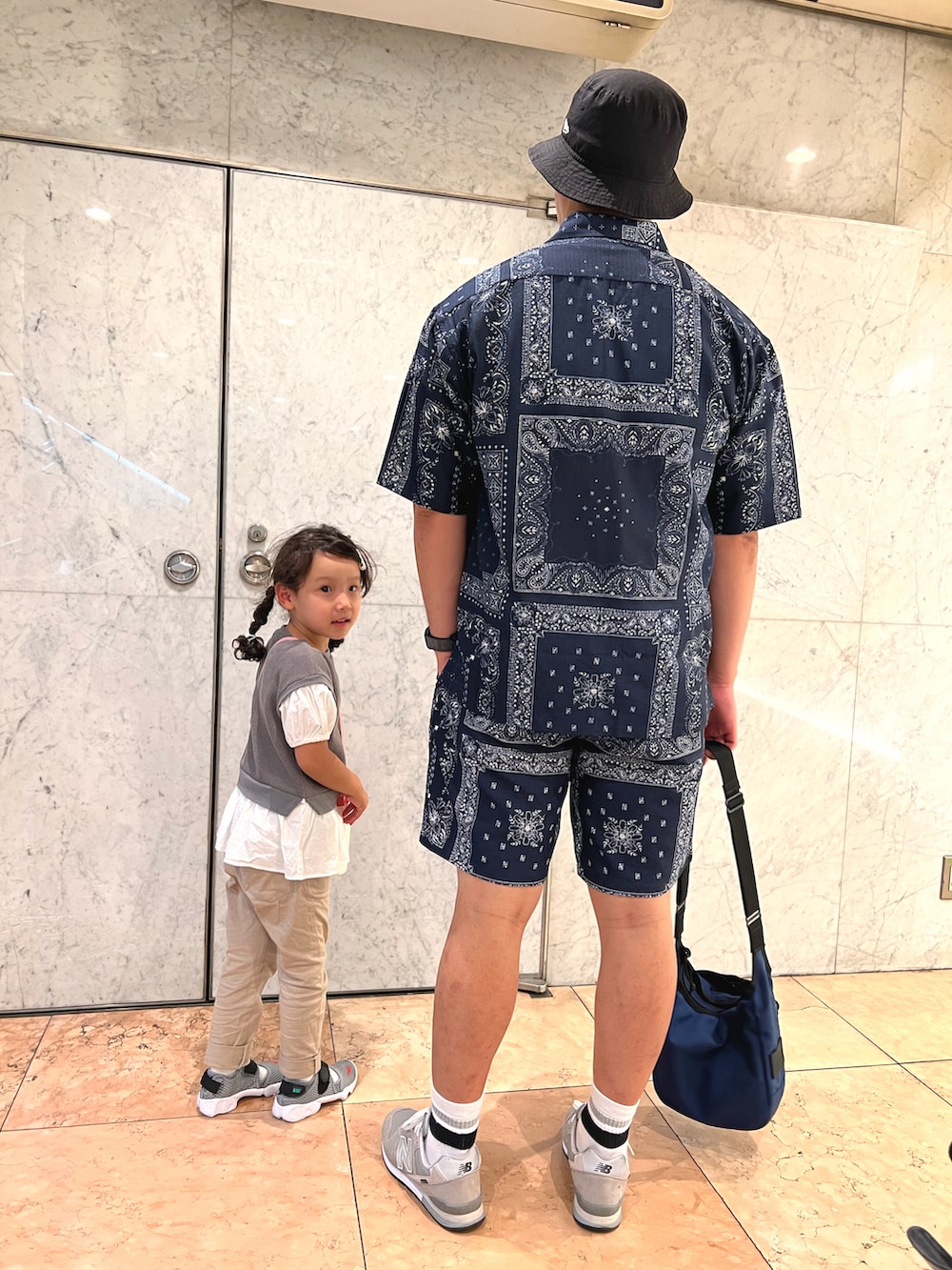グレー系のスニーカー、ブルー系のその他パンツ、ブルー系のシャツ/ブラウスを着用したメンズの夏コーディネートの2枚目の写真