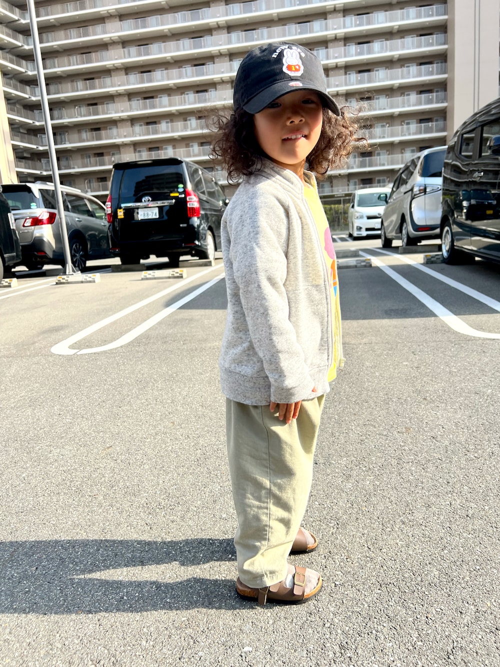 ブラック系のTシャツ/カットソー、グリーン系のカーゴパンツ、グレー系のスニーカーを着用したメンズの春コーディネートの5枚目の写真