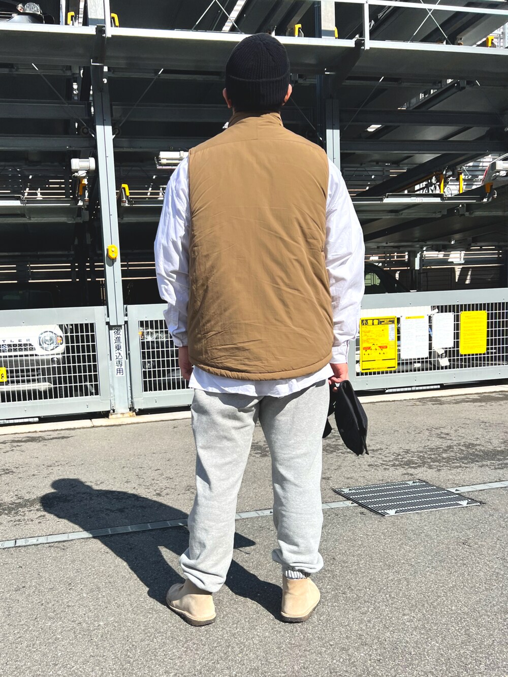 ベージュ系のブーツ、グレー系のスウェットパンツ、ベージュ系のその他アウターを着用したメンズの冬コーディネートの3枚目の写真