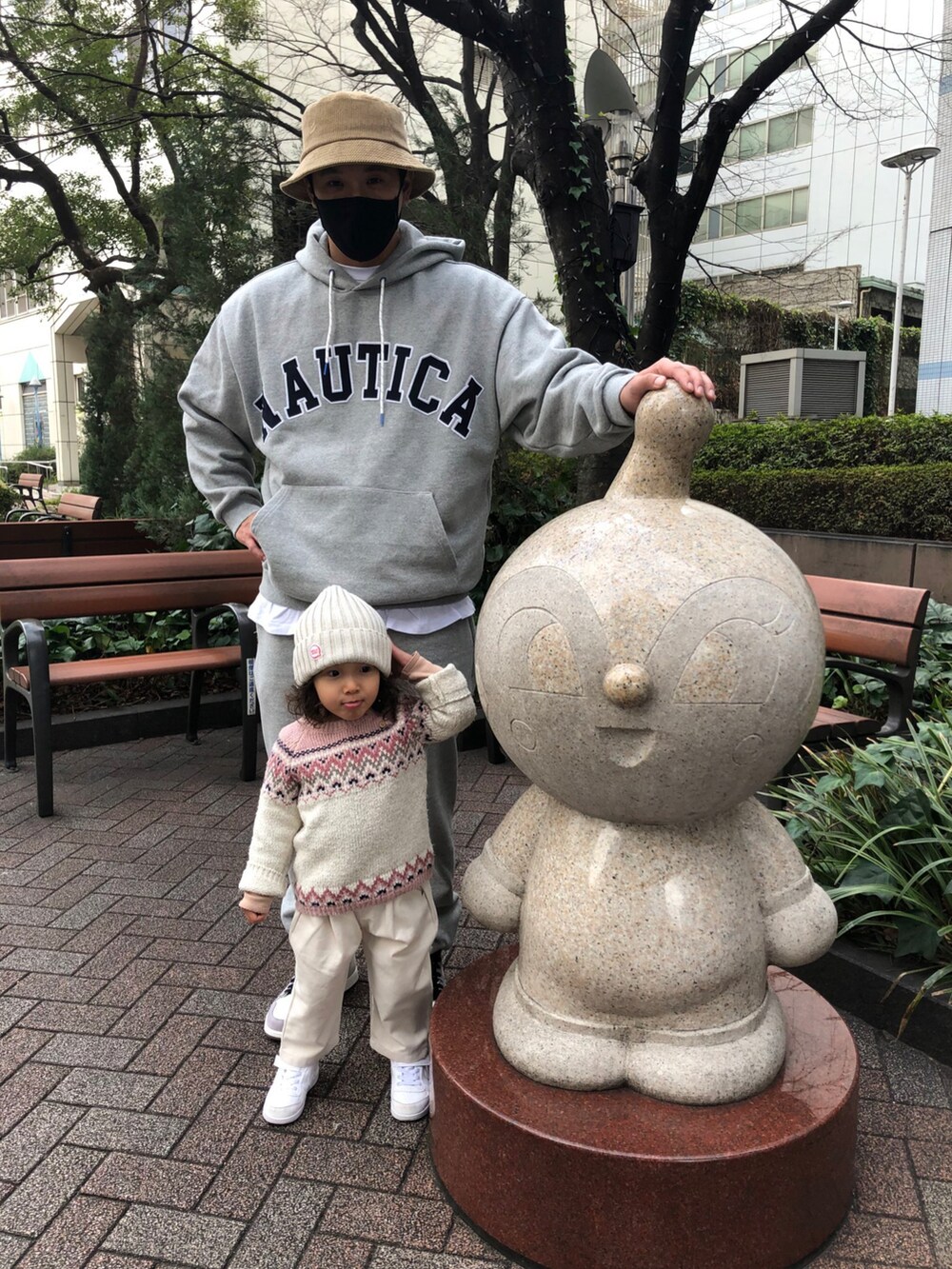 グレー系のスニーカー、グレー系のスウェットパンツ、グレー系のパーカーを着用したメンズの冬コーディネートの2枚目の写真