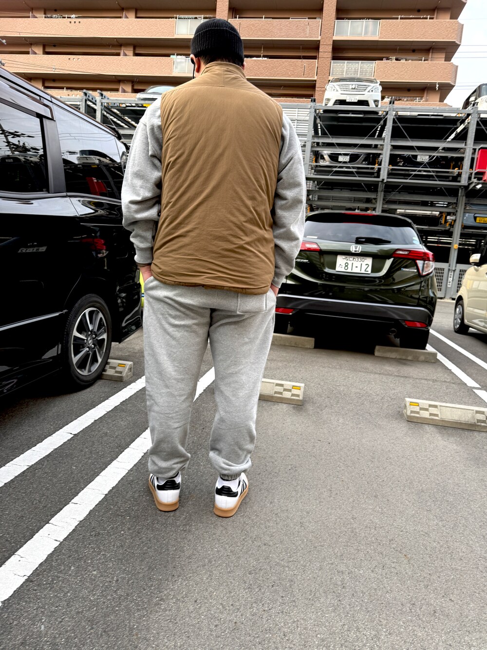 ホワイト系のスニーカー、グレー系のスウェットパンツ、グレー系のスウェットを着用したメンズの冬コーディネートの2枚目の写真