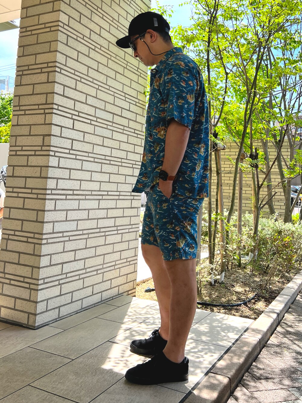 「休日スタイル、初夏コーデ、セットアップ」｜「BAYFLOWの【Peach×BAYFLOW】ガラショーツ（その他パンツ、ブルー系）」を使った、まさやん（改）さん（メンズ・178cm）の春コーディネートの2枚目の写真