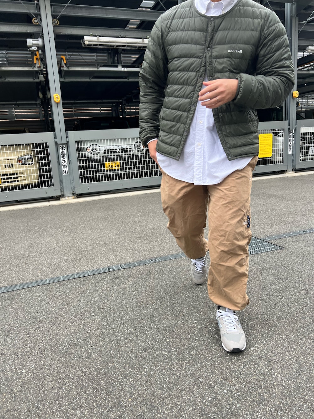 グレー系のスニーカー、ベージュ系のその他パンツ、ホワイト系のシャツ/ブラウスを着用したメンズの秋コーディネートの3枚目の写真