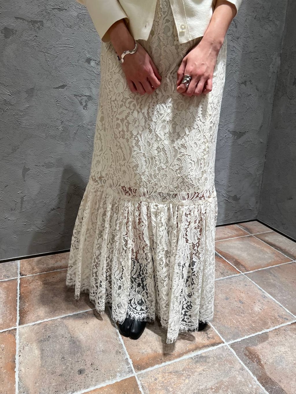 ホワイト系のスカート、ホワイト系のカーディガン/ボレロを着用したレディースの冬コーディネートの6枚目の写真