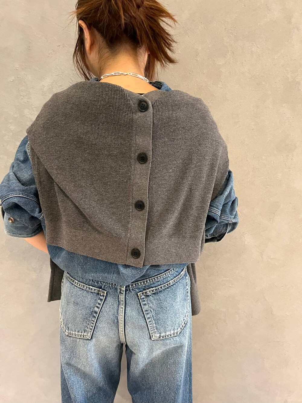 ブルー系のデニムパンツ、ブルー系のシャツ/ブラウス、グレー系のカーディガン/ボレロを着用したレディースの夏コーディネートの6枚目の写真