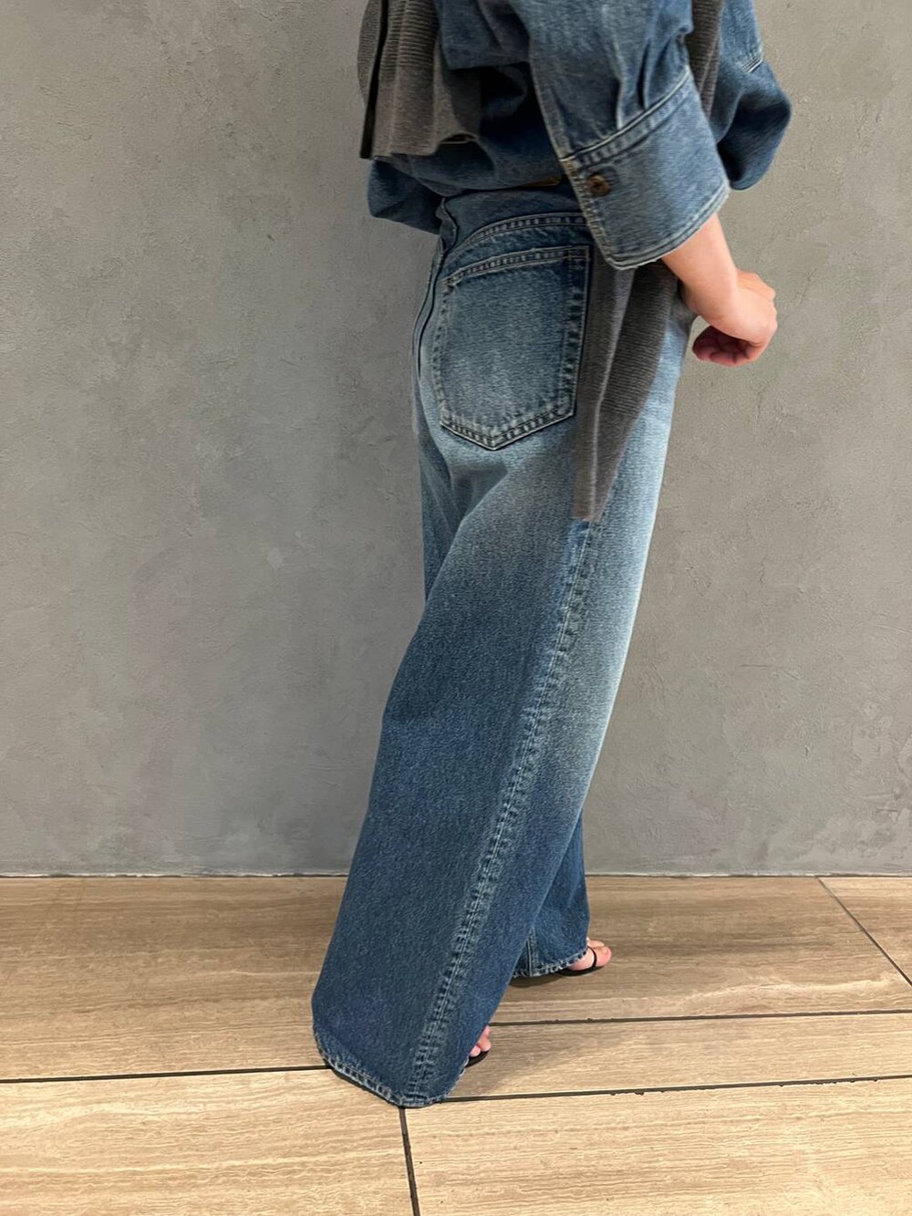 ブルー系のデニムパンツ、ブルー系のシャツ/ブラウス、グレー系のカーディガン/ボレロを着用したレディースの夏コーディネートの7枚目の写真