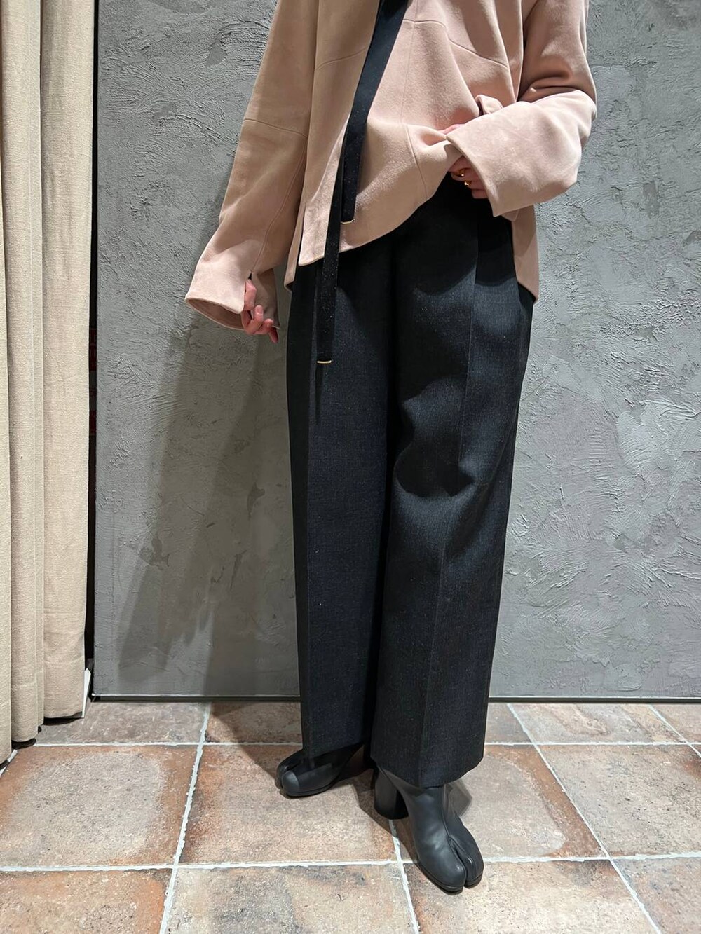 「春コーデ、ヘルシー、リラックス、カジュアル、Chaos、春色、ブラウス、パンツ、ハット、おでかけ、ネックレス、女子会」｜「ChaosのChaos(カオス)/レタードネックレス　ゴールド（ネックレス、ゴールド系）」を使った、chaos_kaeさん（レディース・160cm）の冬コーディネートの6枚目の写真