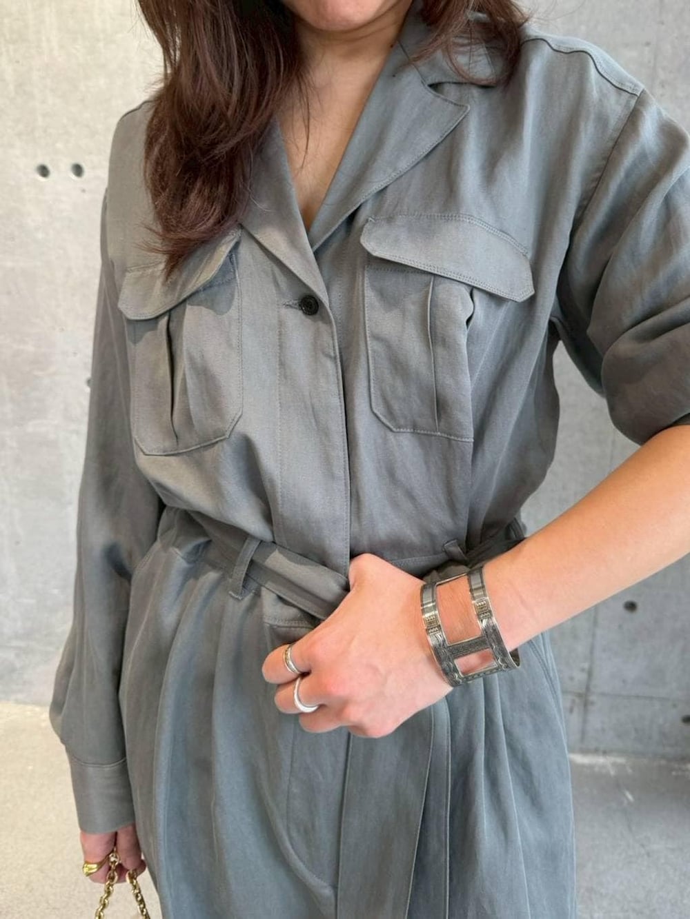 グリーン系のつなぎ/オールインワン、グレー系のバングル/リストバンドを着用したレディースの春コーディネートの4枚目の写真