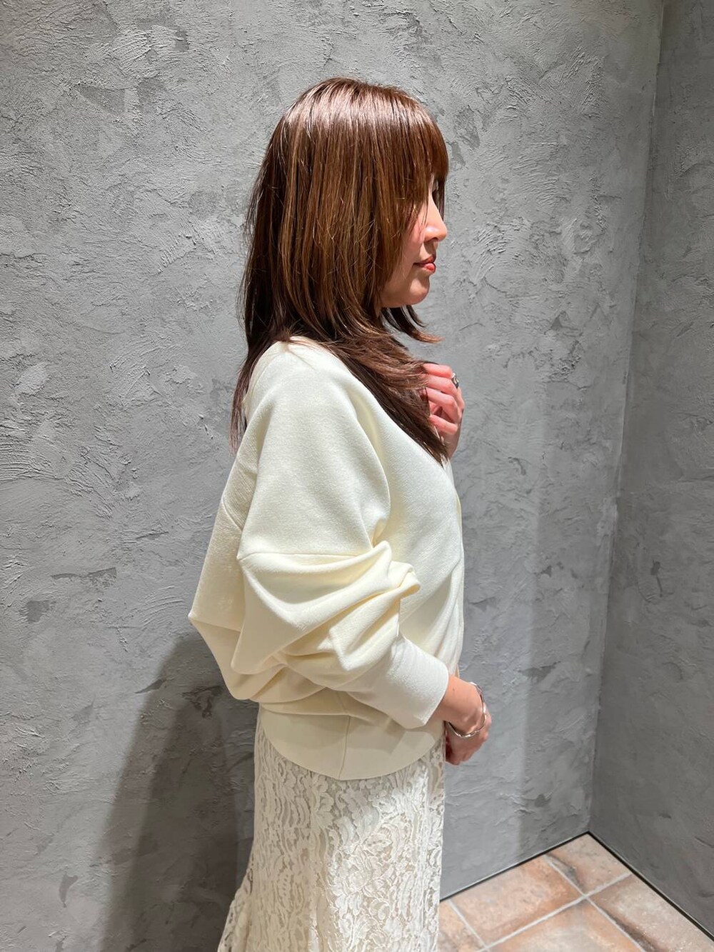 ホワイト系のスカート、ホワイト系のカーディガン/ボレロを着用したレディースの冬コーディネートの5枚目の写真