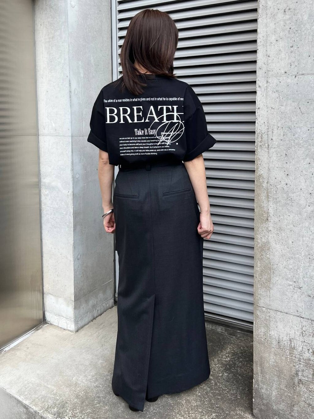 「ヘルシー、リラックス、カジュアル、Chaos、Tシャツ、スカート、ロングスカート、モノトーン、モード、おでかけ、旅行」｜「ChaosのChaos(カオス)/ローフワードスカート（スカート、グレー系）」を使った、chaos_kaeさん（レディース・160cm）の夏コーディネートの3枚目の写真