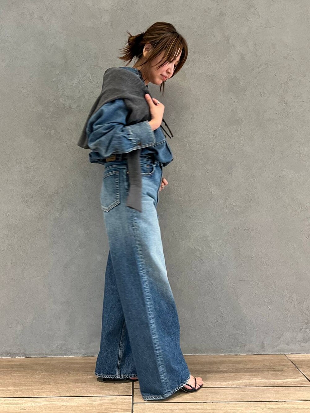 ブルー系のデニムパンツ、ブルー系のシャツ/ブラウス、グレー系のカーディガン/ボレロを着用したレディースの夏コーディネートの2枚目の写真