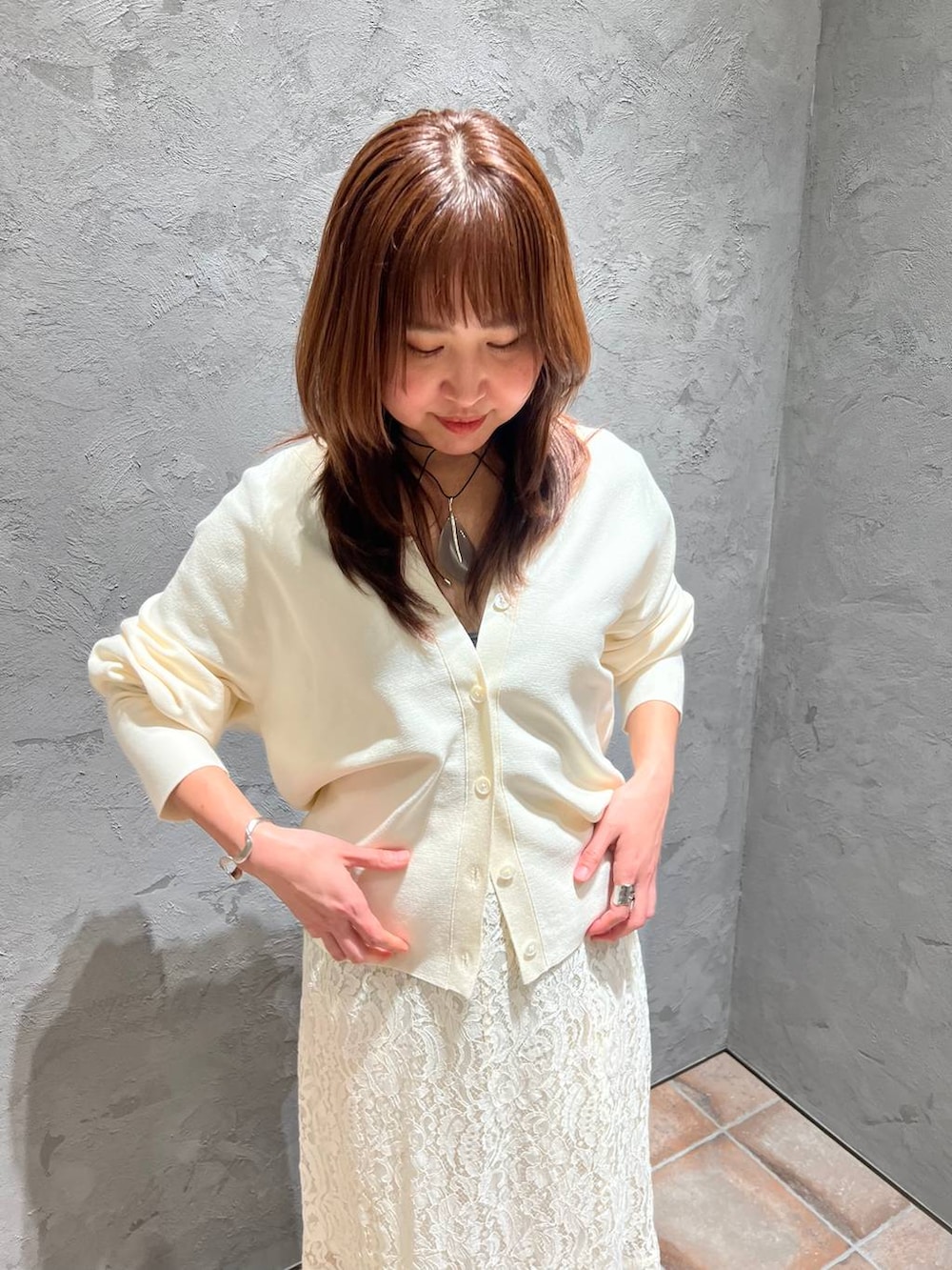 ホワイト系のスカート、ホワイト系のカーディガン/ボレロを着用したレディースの冬コーディネートの4枚目の写真