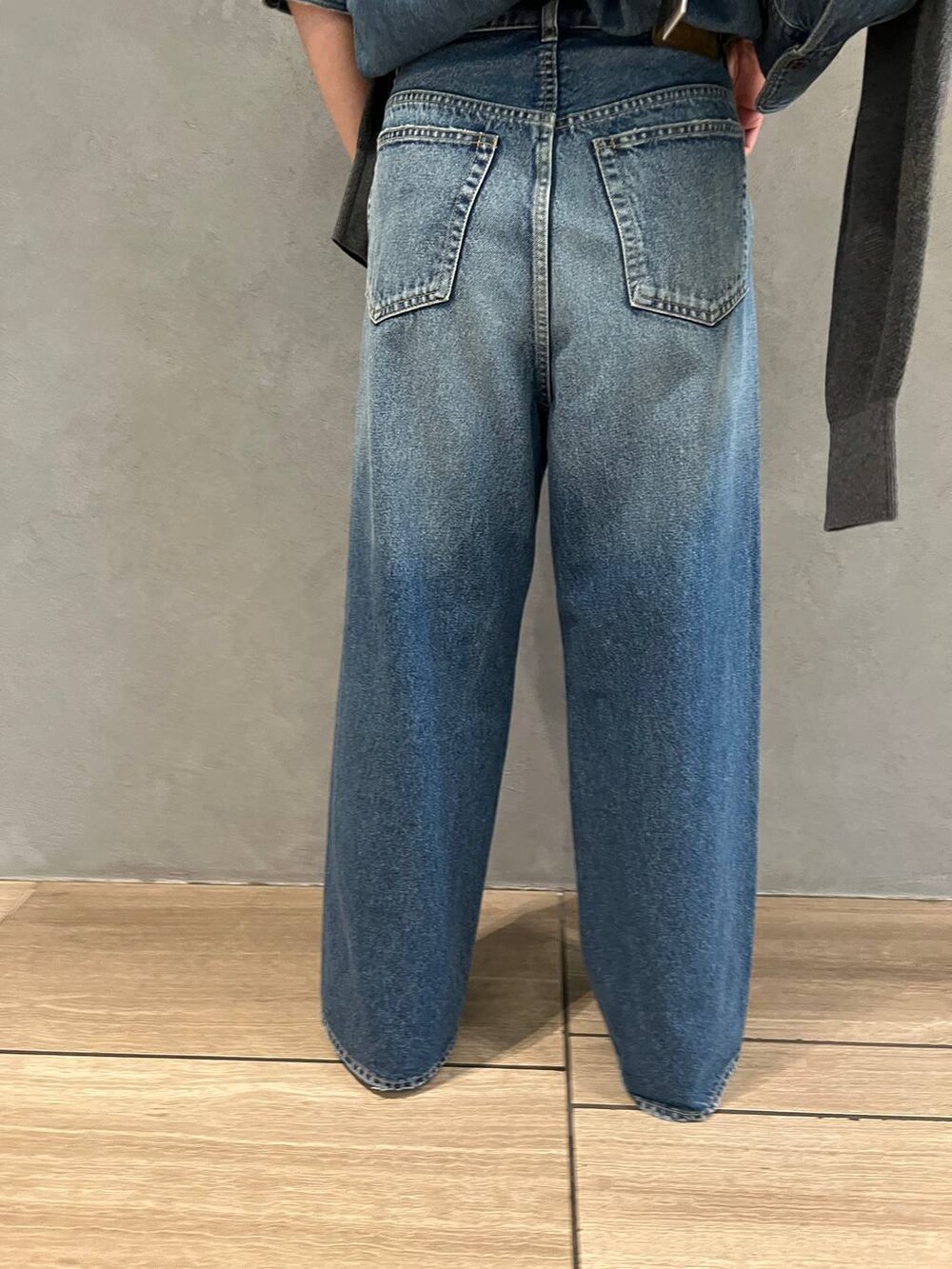 ブルー系のデニムパンツ、ブルー系のシャツ/ブラウス、グレー系のカーディガン/ボレロを着用したレディースの夏コーディネートの8枚目の写真