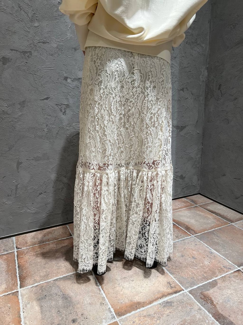 ホワイト系のスカート、ホワイト系のカーディガン/ボレロを着用したレディースの冬コーディネートの7枚目の写真