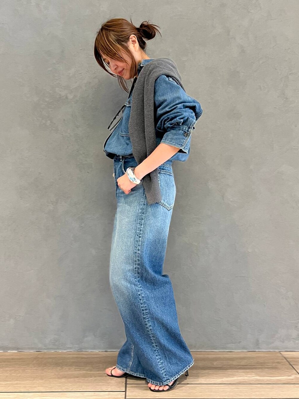 ブルー系のデニムパンツ、ブルー系のシャツ/ブラウス、グレー系のカーディガン/ボレロを着用したレディースの夏コーディネートの4枚目の写真