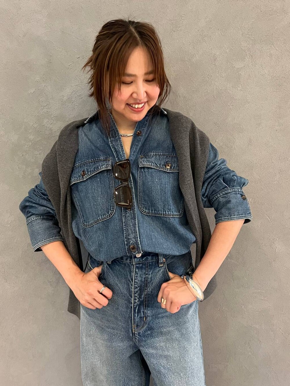 ブルー系のデニムパンツ、ブルー系のシャツ/ブラウス、グレー系のカーディガン/ボレロを着用したレディースの夏コーディネートの5枚目の写真