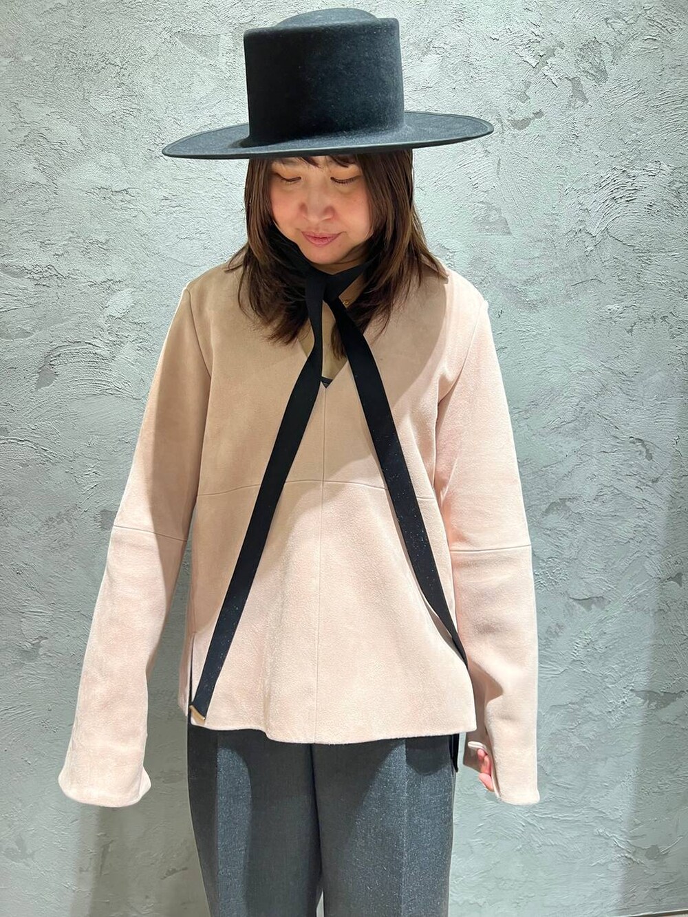 「春コーデ、ヘルシー、リラックス、カジュアル、Chaos、春色、ブラウス、パンツ、ハット、おでかけ、ネックレス、女子会」｜「ChaosのChaos(カオス)/レタードネックレス　ゴールド（ネックレス、ゴールド系）」を使った、chaos_kaeさん（レディース・160cm）の冬コーディネートの4枚目の写真