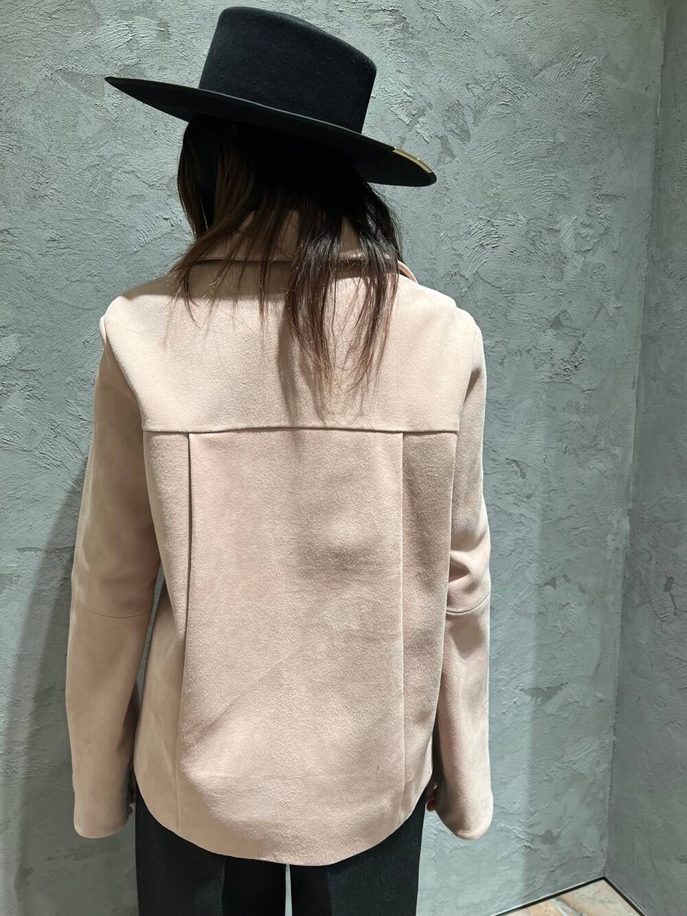 「春コーデ、ヘルシー、リラックス、カジュアル、Chaos、春色、ブラウス、パンツ、ハット、おでかけ、ネックレス、女子会」｜「ChaosのChaos(カオス)/レタードネックレス　ゴールド（ネックレス、ゴールド系）」を使った、chaos_kaeさん（レディース・160cm）の冬コーディネートの5枚目の写真