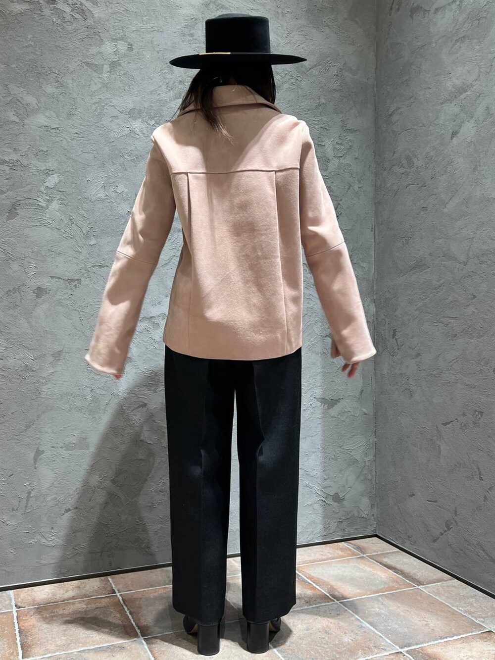 「春コーデ、ヘルシー、リラックス、カジュアル、Chaos、春色、ブラウス、パンツ、ハット、おでかけ、ネックレス、女子会」｜「ChaosのChaos(カオス)/レタードネックレス　ゴールド（ネックレス、ゴールド系）」を使った、chaos_kaeさん（レディース・160cm）の冬コーディネートの8枚目の写真