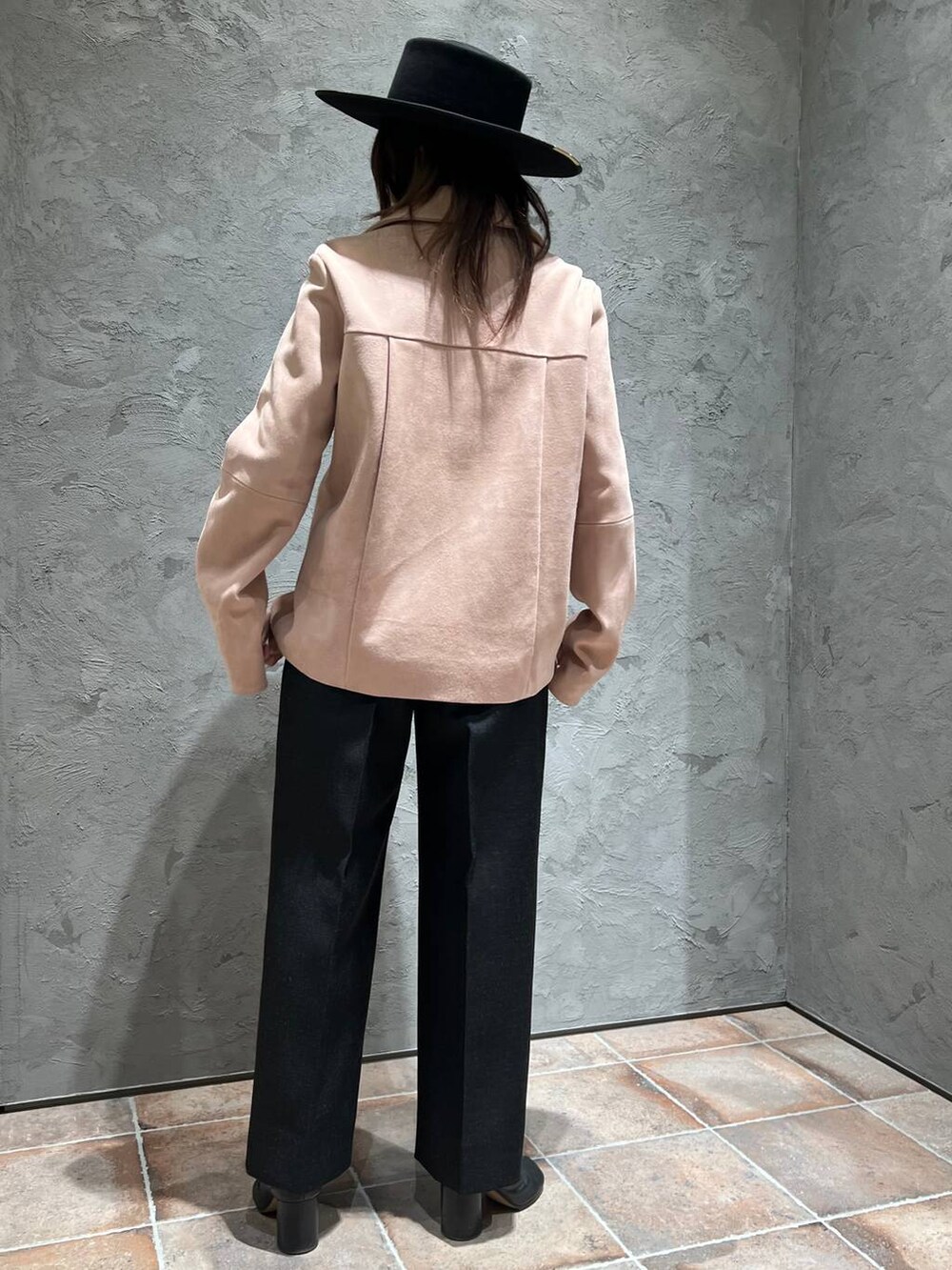 「春コーデ、ヘルシー、リラックス、カジュアル、Chaos、春色、ブラウス、パンツ、ハット、おでかけ、ネックレス、女子会」｜「ChaosのChaos(カオス)/レタードネックレス　ゴールド（ネックレス、ゴールド系）」を使った、chaos_kaeさん（レディース・160cm）の冬コーディネートの3枚目の写真