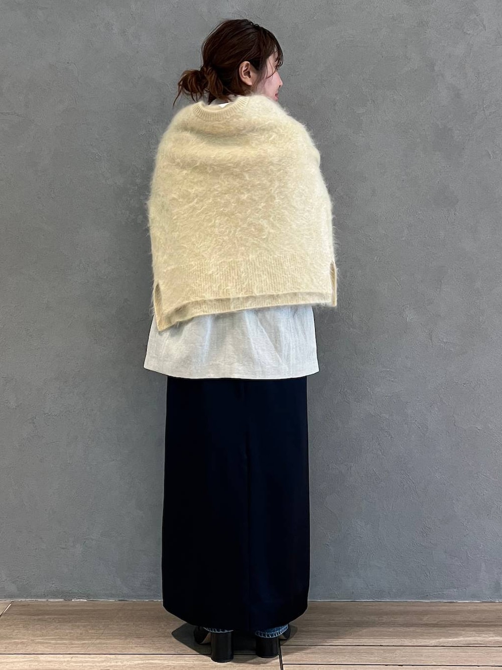 ブルー系のワンピース、ブルー系のデニムパンツ、ベージュ系のテーラードジャケットを着用したレディースの秋コーディネートの3枚目の写真
