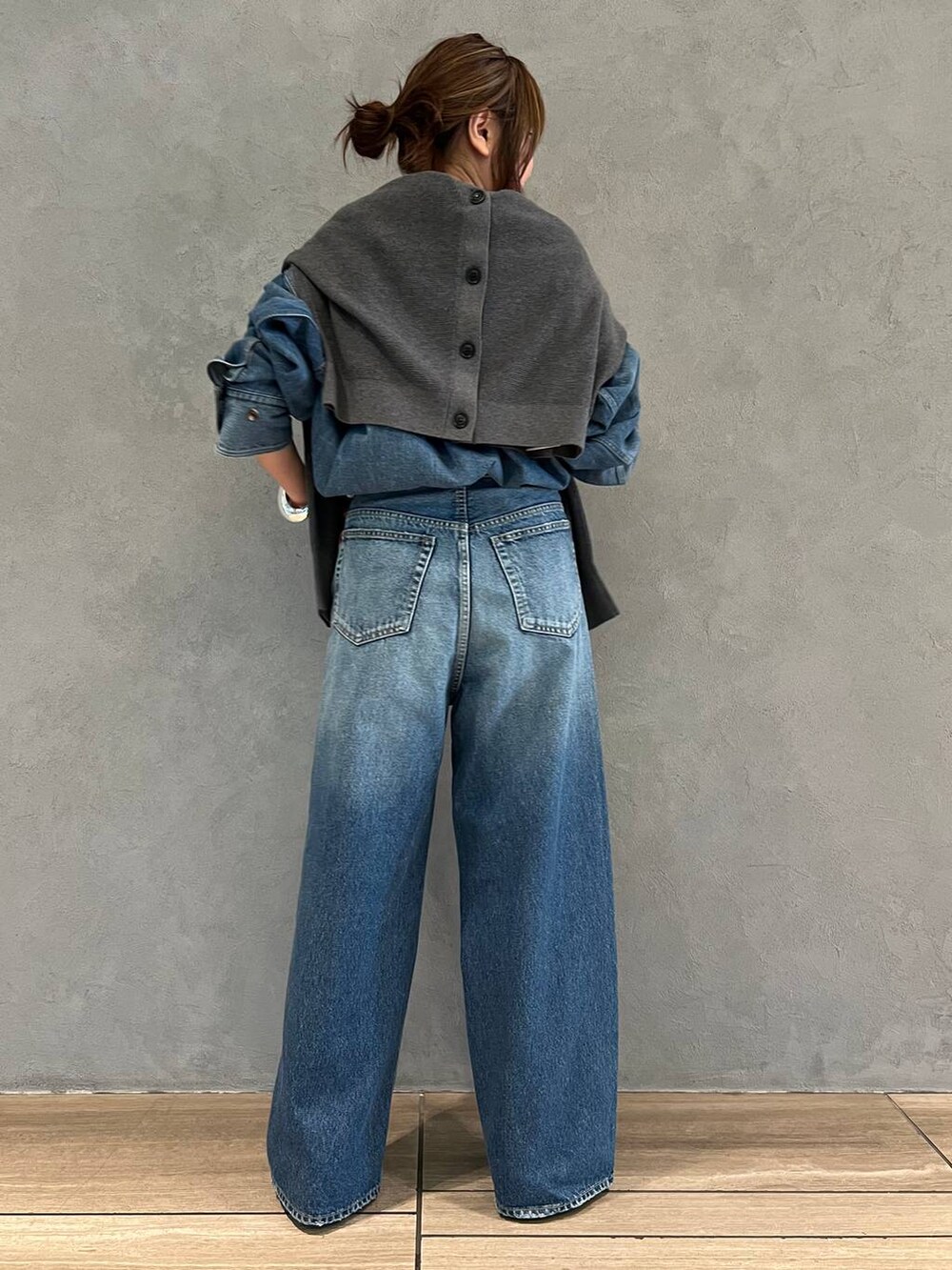 ブルー系のデニムパンツ、ブルー系のシャツ/ブラウス、グレー系のカーディガン/ボレロを着用したレディースの夏コーディネートの3枚目の写真