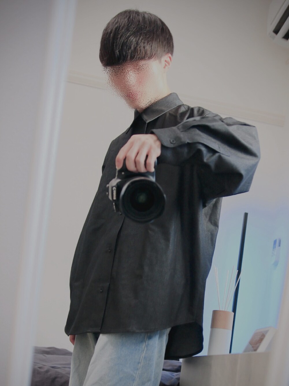 ブルー系のシャツ/ブラウス、ブルー系のデニムパンツを着用したメンズの秋コーディネートの2枚目の写真