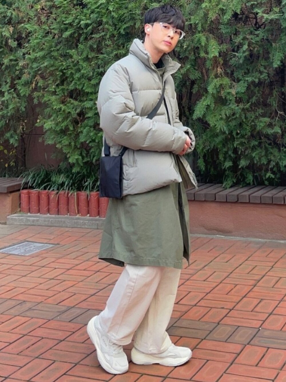 ホワイト系のシューズを着用したメンズの冬コーディネートの2枚目の写真